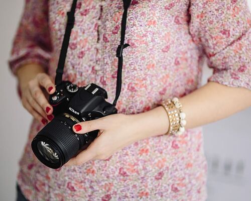woman-camera-pink-photography