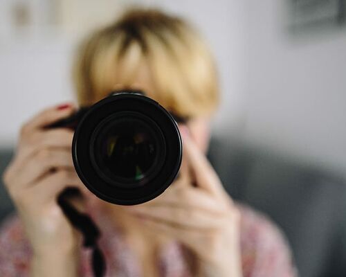 woman-camera-pink-photography (1)