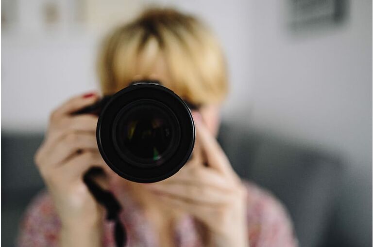 woman-camera-pink-photography (1)