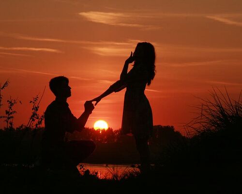 couple-love-sunset-proposal-marriage