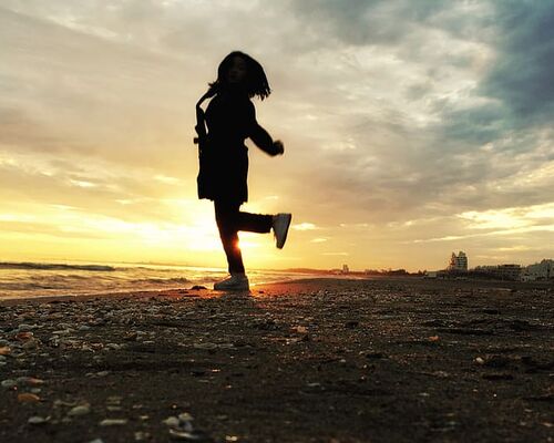 beach-sunset-sunsetatthebeach-girl