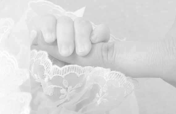 近年は神秘的なニューボーンフォトが注目を集めております | 甲賀市にて幅広い出張撮影を承るうかい写真スタジオ